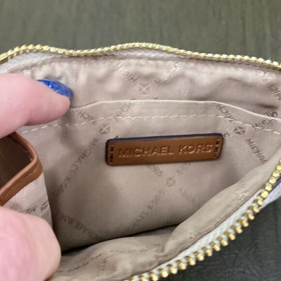 Michael Kors Anita Large Convertible Shoulder Bag vanilla monogram pattern. 2pc - Picture 14 of 16